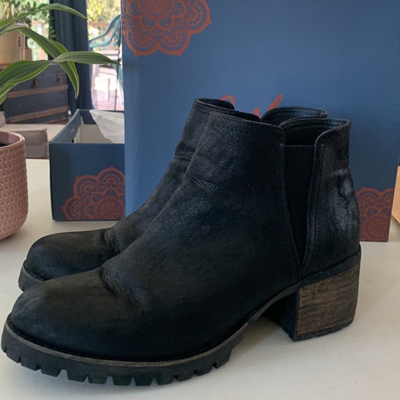 Carlos Santana ‘Gill’ Black Booties EUC Size 11 comes with original box - Picture 4 of 16